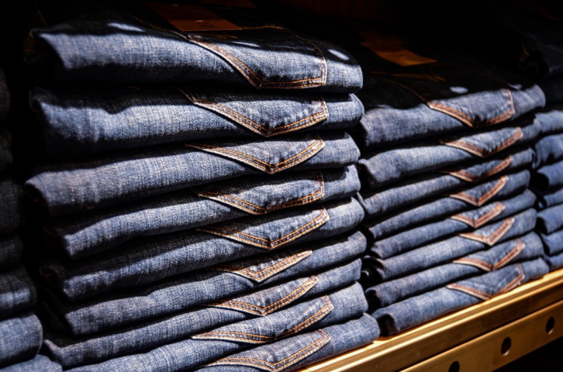 magasin-FREJUS-min_jeans_pants_blue_shop_shopping_shelf_exhibition_buy-940702