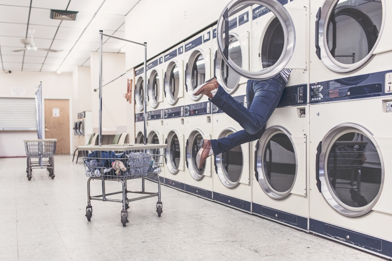 magasin-FREJUS-min_people-woman-laundry-laundromat-interior-design-art-946996-pxhere.com