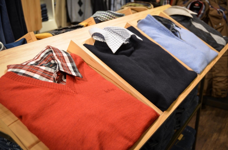 magasin-FREJUS-min_sweater_sweaters_shirts_exhibition_shop_shopping_shelf_buy-940699